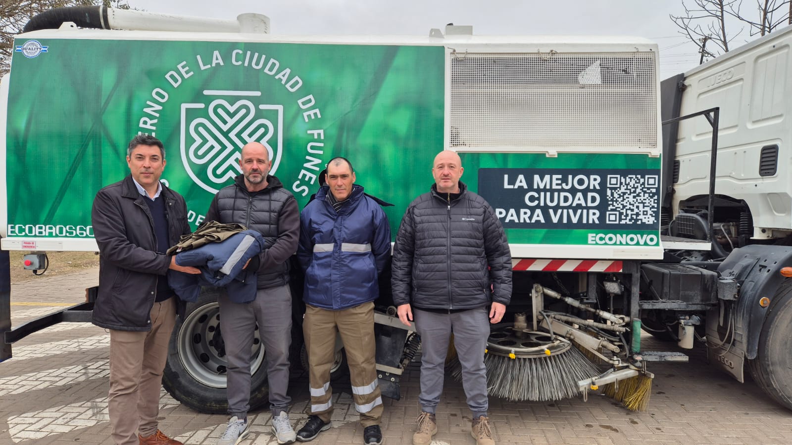 Funes presentó nuevas maquinarias y uniformes para empleados municipales